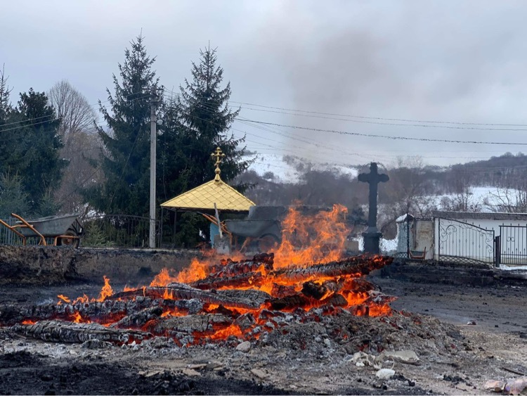 Церковне згарище: у Стужиці вщент вигорів храм Святого Миколая (ВІДЕО)