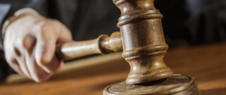 Ужгородський суд оштрафував жінку за сина, який кинув зошитом у вчительку