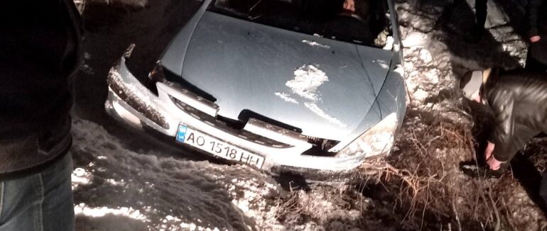 На Мукачівщині трапилася ДТП: один автомобіль у кюветі