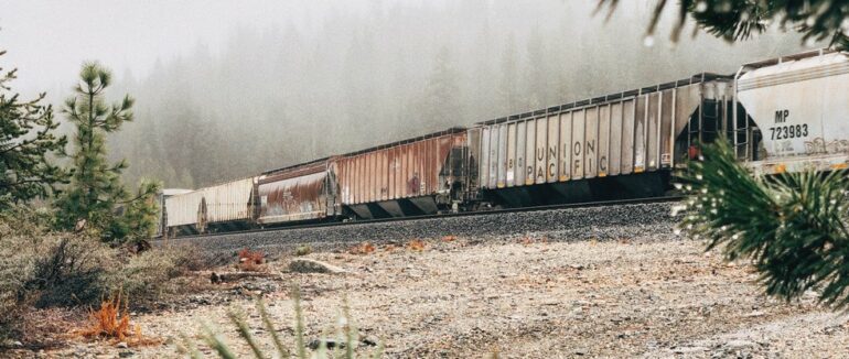 На Закарпатті у вагоні потяга виявили понад 8 тисяч пачок сигарет