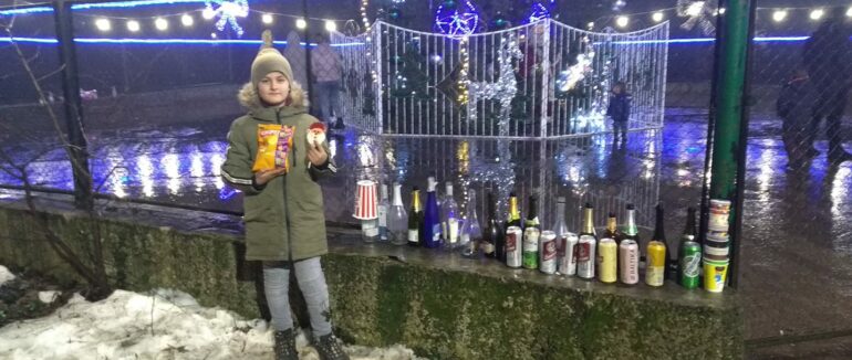 Маленький закарпатець прибрав парк від пустих пляшок та сміття після святкування дорослих