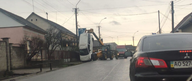 Ранкова ДТП на Закарпатті: автомобіля перекинуло на дах