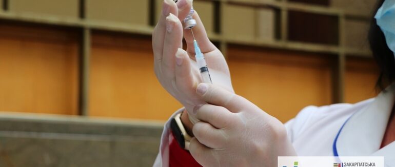 Майже четвертина закарпатського населення завершили вакцинальний комплекс