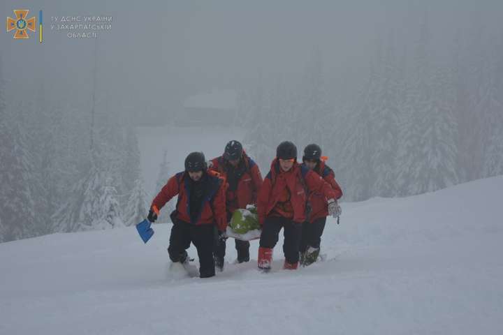 Рятувальники знайшли у Карпатах пораненого іноземця