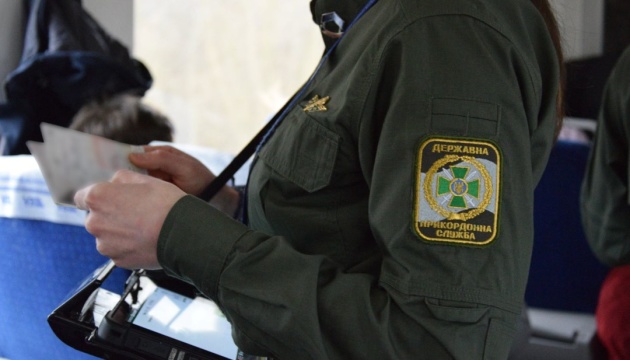 20 кг незаконних ювелірних виробів: на Закарпатті прикордонники затримали автівку