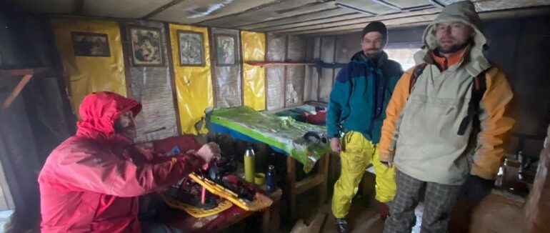 Вчора на горі Драгобрат заблукали два лижники: закарпатські рятувальники відшукали