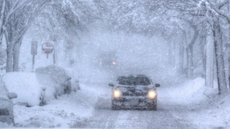Шквальний вітер, налипання мокрого снігу та ожеледь: на Закарпатті погіршення погодних умов