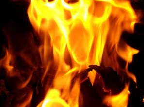 Нічна пожежа в Ужгороді: вогнем охопило житловий будинок