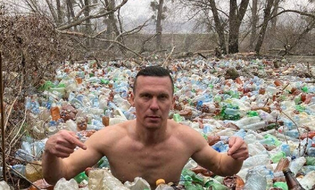 На Закарпатті екоактивіст занурився у річку, яка вся покрита пластиковими пляшками