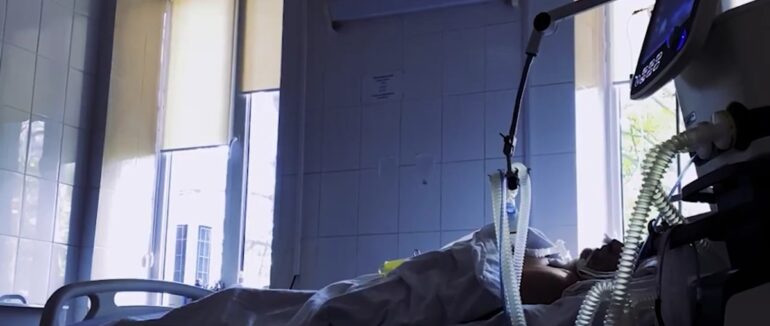 Понад 90% закарпатців з COVID-19 – невакциновані: моторошні кадри з інфекційного відділення