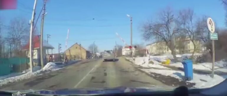 На Закарпатті оштрафували порушника, який проїхав залізничний переїзд на заборонений сигнал