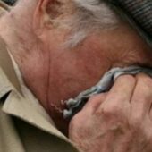 Закарпатку, яка знущалася з 90-річним батьком, покарали громадськими роботами