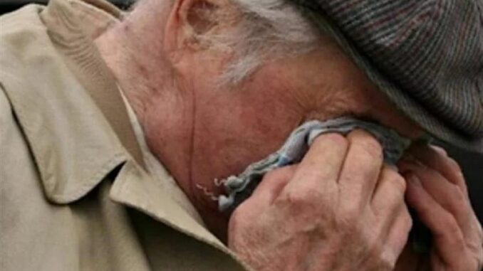 Закарпатку, яка знущалася з 90-річним батьком, покарали громадськими роботами