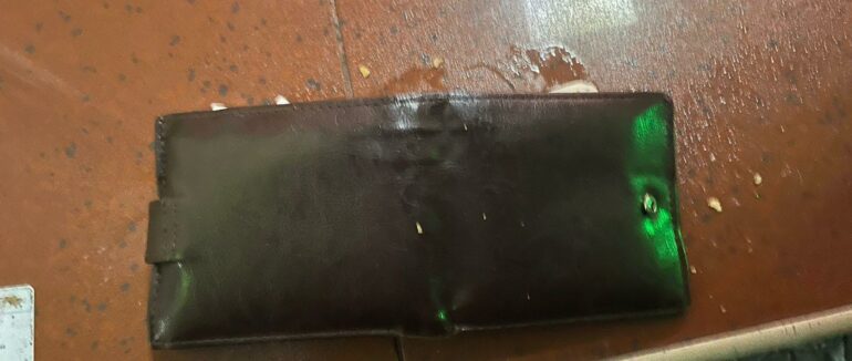 Просячи у перехожого сигарету, вихопив гаманець та втік: у Мукачеві затримали грабіжника