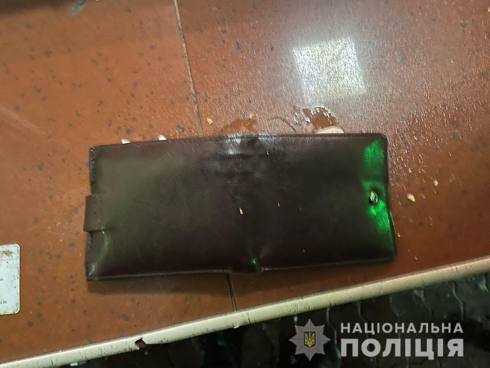 Просячи у перехожого сигарету, вихопив гаманець та втік: у Мукачеві затримали грабіжника