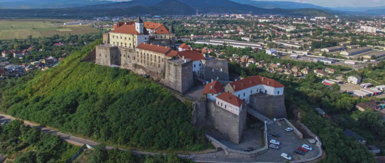 «Шлюб за добу»: у Мукачівському замку за минулий рік одружилося 208 пар