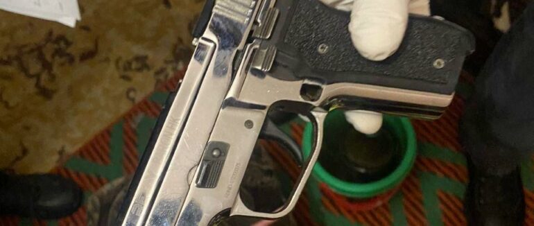 На Берегівщині обшукали будинок місцевого наркоторговця: вилучили марихуану та зброю
