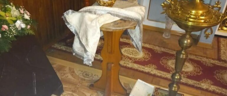 Зруйнований вівтар, кров і недопалки: на Закарпатті невідомі розтрощили храм