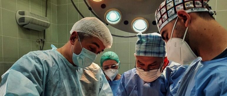 В Закарпатській обласній лікарні 16-річному хлопцю провели пересадку пальців руки