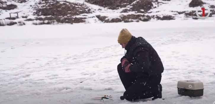 Терпіння й «танці» на морозі: особливості зимового рибальства (ВІДЕО)