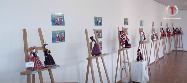 «Українські ляльки мандрують світом»: в Ужгородському скансені триває виставка мотанок (ВІДЕО)