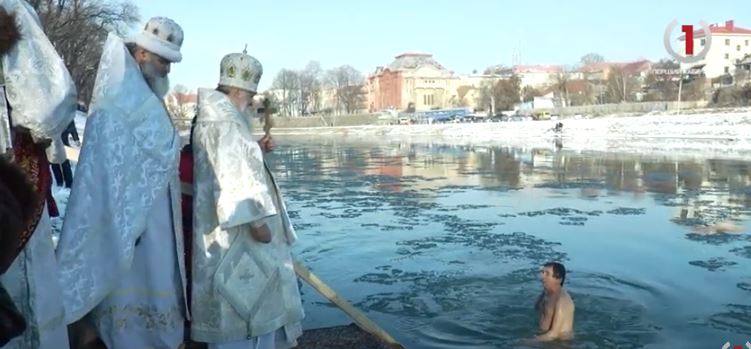 За здоров’ям – в ополонку: в Ужгороді традиційно відсвяткували Водохреща (ВІДЕО)