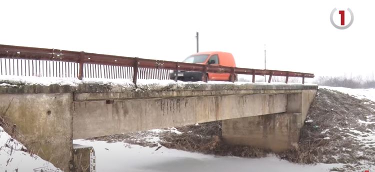 Небезпечна дорога: жителі берегівських сіл не пускать дітей до школи (ВІДЕО)