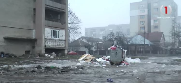 Покинута на призволяще: в одному з мікрорайонів Ужгорода просто неба мешкає безхатько (ВІДЕО)