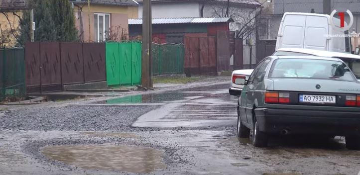 Коли завершать поточний ремонт на одній з найстаріших вулиць Мукачева (ВІДЕО)