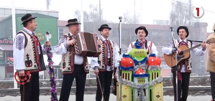 У Хусті більше 10-ти народних колективів заколядували в центрі міста (ВІДЕО)