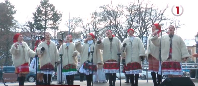 Ужгород колядує: в центрі міста лунали різдвяні пісні (ВІДЕО)