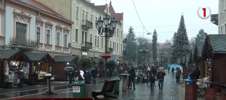 З ялинкою та різдвяним ярмарком: Ужгород по-європейськи зустрічає свята (ФОТО, ВІДЕО)