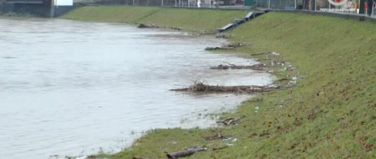 Дощові наслідки: загроза підтоплення через переповнену Латорицю у Мукачеві