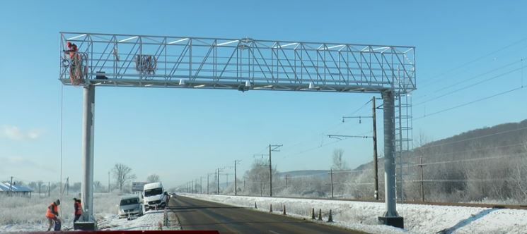 Вберегти автошлях від ремонту: В Невицькому встановлюють систему зважування в русі вантажівок (ВІДЕО)