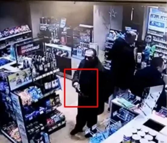 У Хусті чоловік поцупив віскі на АЗС: його зафіксували камери