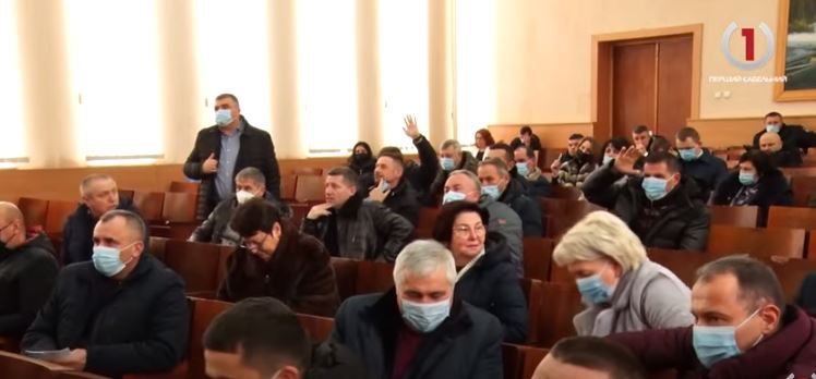 Замість бюджету, першочергово голосували за кадрові рішення: напружена сесія Мукачівської райради (ВІДЕО)