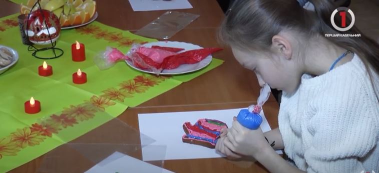 Різдвяна традиція: в Ужгороді провели майстер-клас з прикрашання пряників (ВІДЕО)