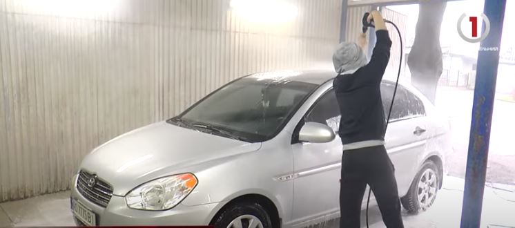 Взимку за автомобілем потрібен особливий догляд, про це добре знають закарпатці (ВІДЕО)