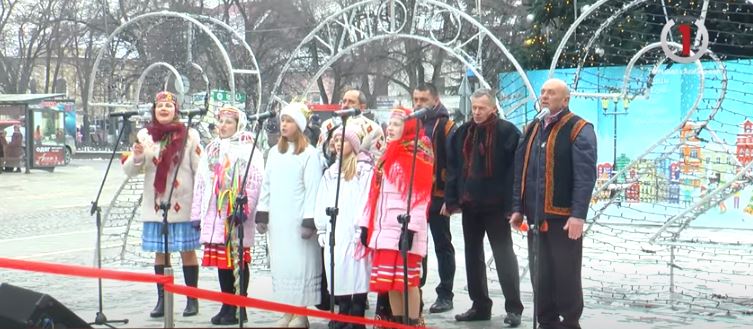 “Різдвяні мотиви”: колядки та святкові композиції в центрі Ужгорода (ВІДЕО)