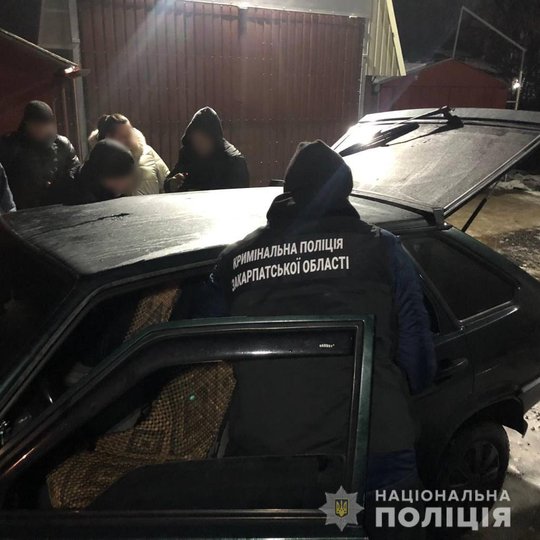 Вночі в Мукачівському районі затримали чоловіка давав снодійне собакам і обкрадав будинки