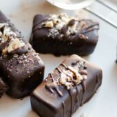 На смак, як баунті: кокосові батончики в шоколаді без випічки