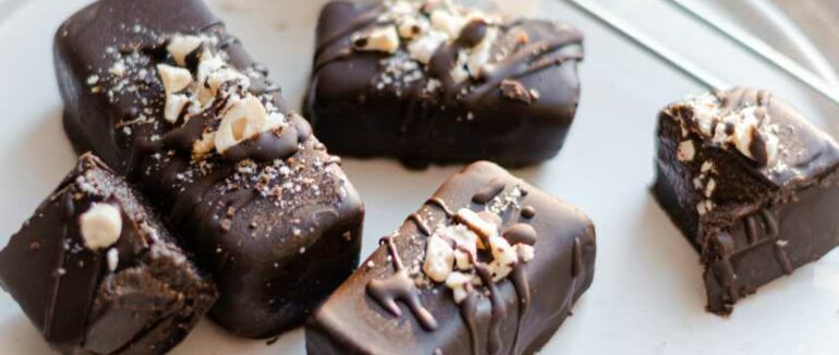 На смак, як баунті: кокосові батончики в шоколаді без випічки