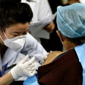 Хотів позбавитись болю в суглобах: в Індії пенсіонер нелегально вакцинувався 12 разів