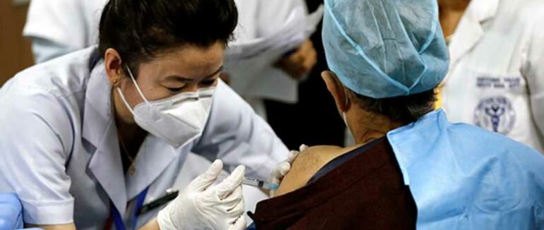 Хотів позбавитись болю в суглобах: в Індії пенсіонер нелегально вакцинувався 12 разів