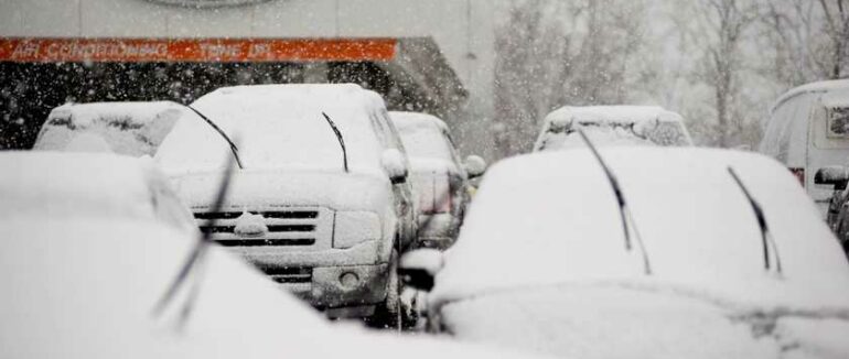 Що робити, якщо застрягли в авто під час хурделиці: прості кроки