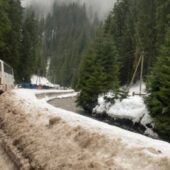 На озері Синевир утворилися кілометрові черги