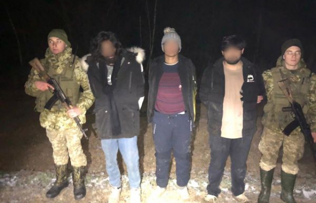 Намагались дістатися до Словаччини: закарпатські прикордонники затримали чотирьох мігрантів