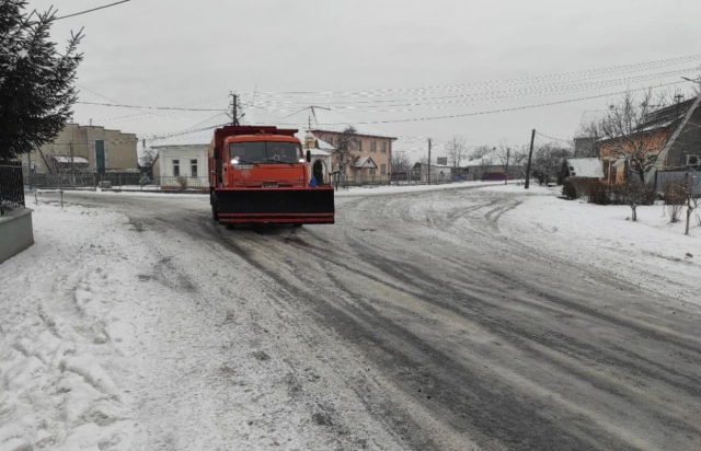 Прибирання снігу в Мукачеві: водіїв просять не залишати автівки на узбіччі доріг