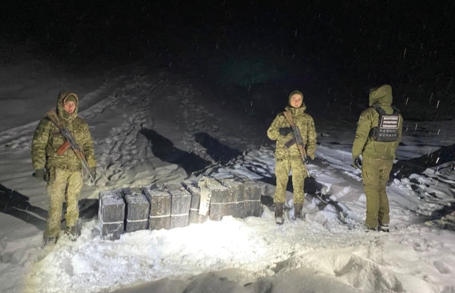 На Закарпатті контрабандисти тікаючи від прикордонників залиши 8 пакунків з цигарками