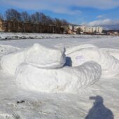 В Мукачеві на березі річки з’явилася величезна снігова змія